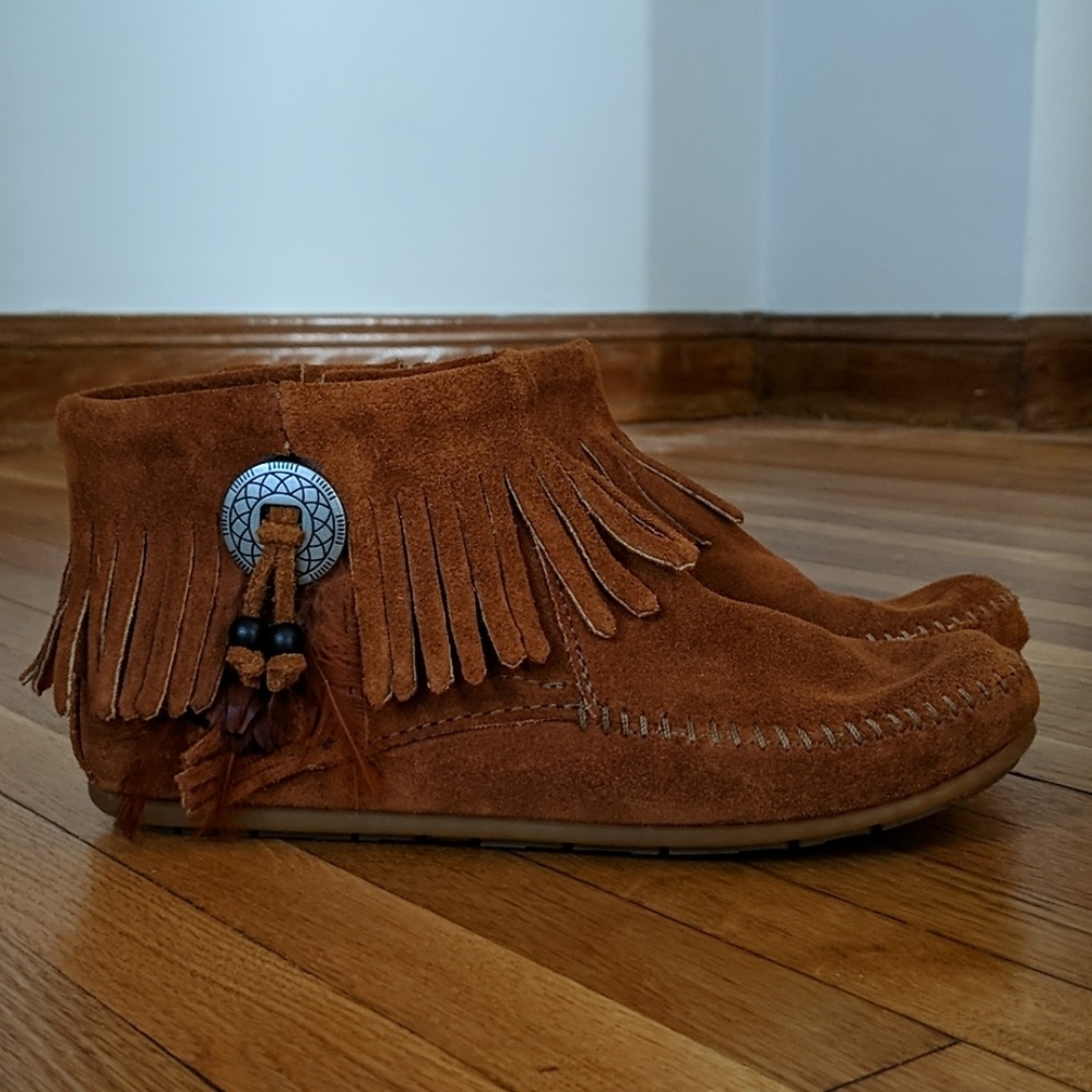 Minnetonka Concho Feather Booties
